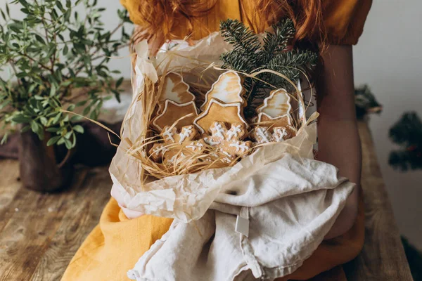 Uma Menina Ruiva Vestido Linho Colocar Uma Caixa Gengibre Seu — Fotografia de Stock