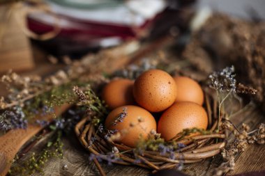 Paskalya yumurtalarının ahşap bir masaya sade bir şekilde boyanmadan süslenmesi..