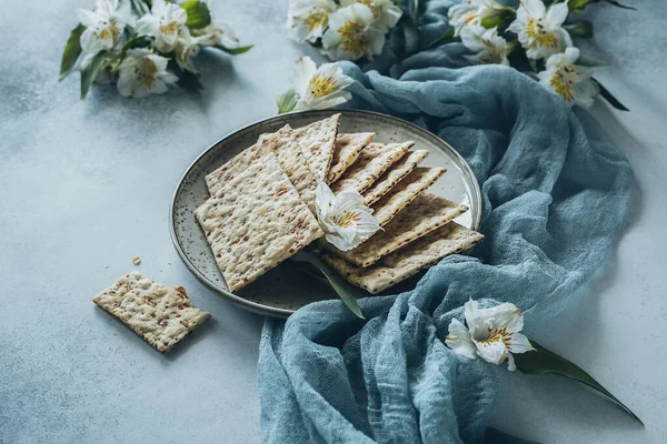 Fundo Cinza Uma Chapa Redonda Belamente Decorados Biscoitos Cores — Fotografia de Stock