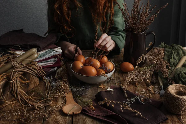 Decoración Huevos Pascua Sin Colorear Estilo Rústico Sobre Una Mesa —  Fotos de Stock