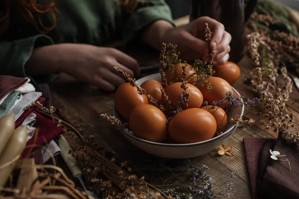 Decoração Ovos Easter Sem Colorir Estilo Rústico Uma Mesa Madeira — Fotografia de Stock