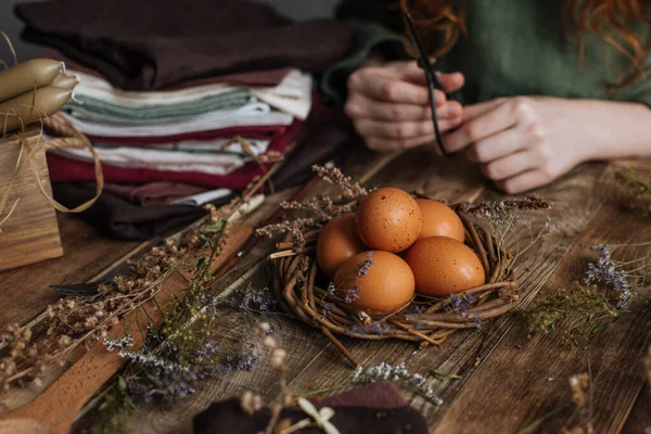 Decoração Ovos Easter Sem Colorir Estilo Rústico Uma Mesa Madeira — Fotografia de Stock