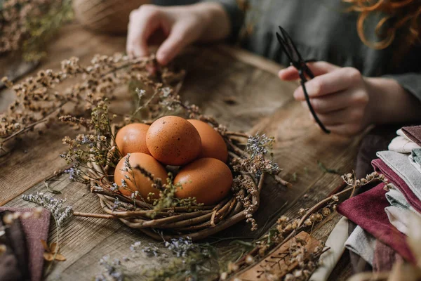 Decoração Ovos Easter Sem Colorir Estilo Rústico Uma Mesa Madeira — Fotografia de Stock