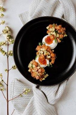 Somon tartar restoranında sebzeli güzel bir servis..