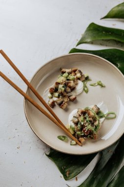 Lokantada mükemmel bir şekilde füme yılan balığı ve sebze servis edilir..