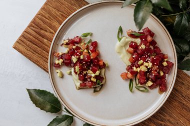 Ton balıklı tartar restoranında sebzeli güzel bir servis..