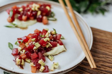 Ton balıklı tartar restoranında sebzeli güzel bir servis..