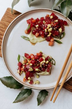 Ton balıklı tartar restoranında sebzeli güzel bir servis..