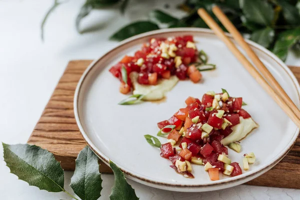 Ton balıklı tartar restoranında sebzeli güzel bir servis..