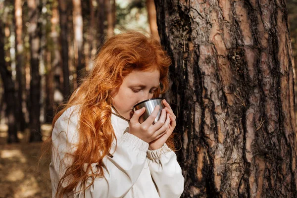 Chica Pelirroja Apoyada Árbol Bebiendo Bosque Otoño —  Fotos de Stock