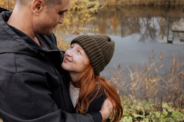 Menina Ruiva Levantando Cabeça Gentilmente Olha Para Pai — Fotografia de Stock