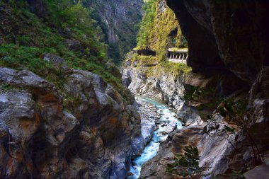 Hualien County, Tayvan - Taroko Ulusal Parkı - Dokuz Viraj Tüneli Mermer Geçidi