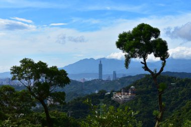 Taipei, Tayvan - Taipei 101 Manzarası ve Wenshan Bölgesi 'ndeki Maokong Dağları
