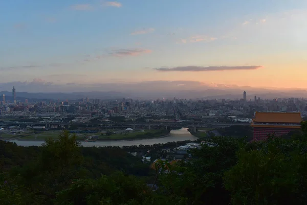 台湾台北 台北天际线日落景 台北101摩天大楼及中山地区建山远足径大酒店 — 图库照片