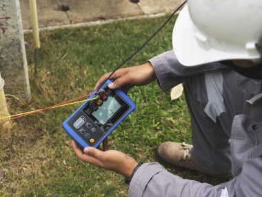 Mühendis eli, elektrik sistemini korumak için elektrikli teçhizat toprak direnci testi uygula