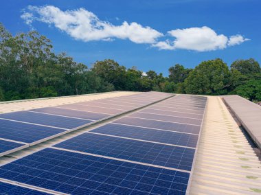 Büyük bir binanın çatısına kurulmuş güneş hücreleri paneli toprak ve toz dolu..