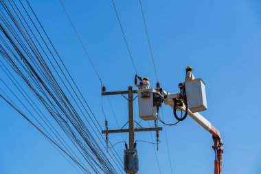 Elektrikçilerin bakımı hidrolik kovada yüksek voltajlı elektrikle yapılır