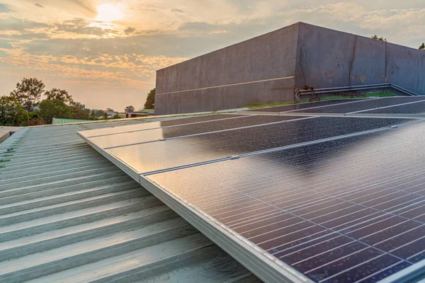 Panneaux Solaires Installés Sur Toit Grand Bâtiment Sont Pleins Saleté — Photo