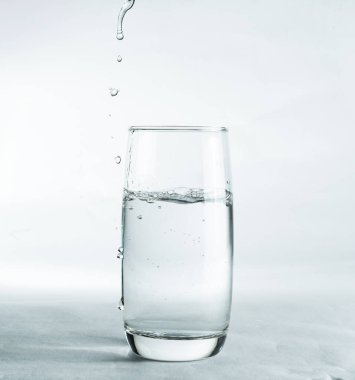 Beyaz arkaplanda izole edilmiş temiz su bardağı