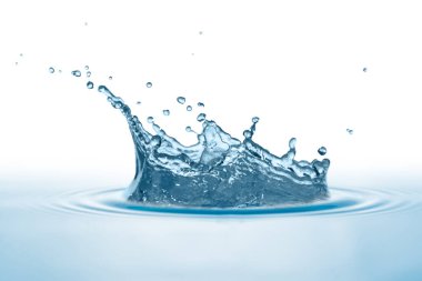 Mavi su, su damlası beyaz arka planda izole edilmiş.