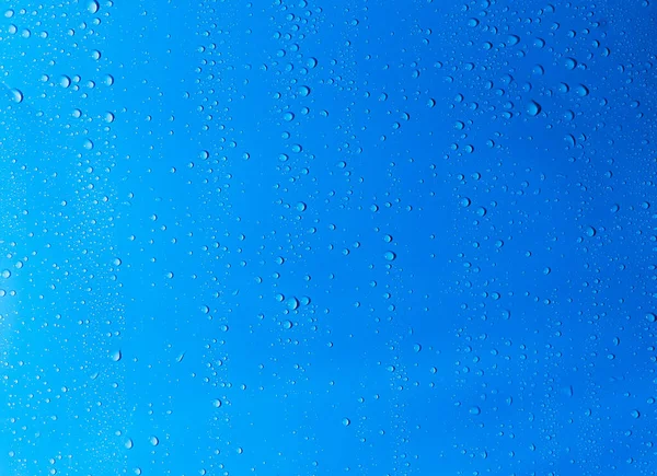 青い背景の水滴は — ストック写真