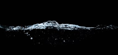 Su dalgaları sıçrıyor ve siyah arkaplanda izole edilmiş kabarcıklar