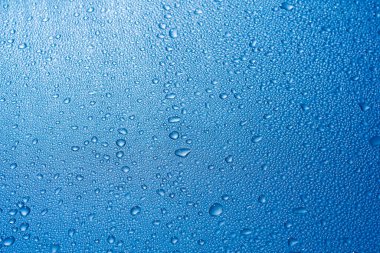 Mavi arkaplanda su damlacıkları