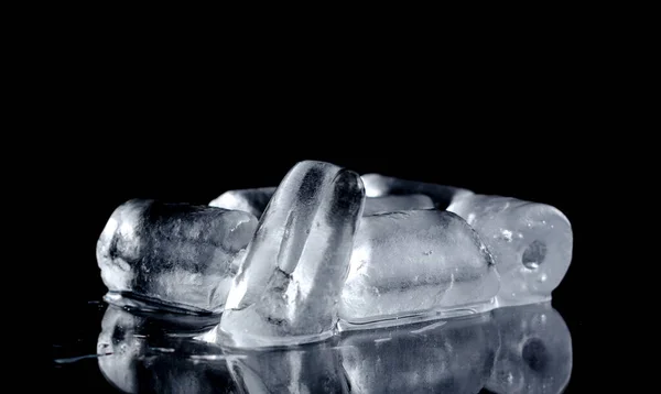 Cerrar Cubos Hielo Oscuro Negro Aislado Fondo Con Espacio Copia — Foto de Stock