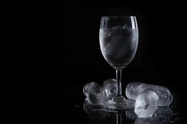 Nahaufnahme Würfel Eis Glas Dunkel Schwarz Isoliert Hintergrund Mit Kopierraum — Stockfoto