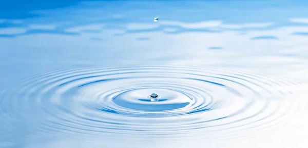 Vatten Droppe Stänk Isolerad Vit Bakgrund — Stockfoto