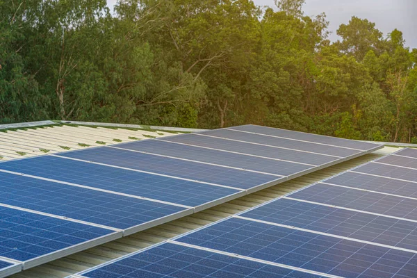 Solární Panely Instalované Střeše Velké Budovy Jsou Plné Špíny Prachu — Stock fotografie