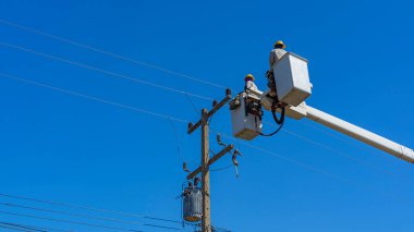 Elektrikçilerin bakımı hidrolik kovada yüksek voltajlı elektrikle yapılır