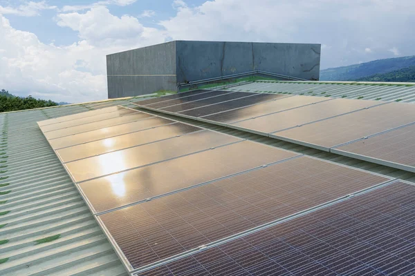 Panneaux Solaires Installés Sur Toit Grand Bâtiment Sont Pleins Saleté — Photo