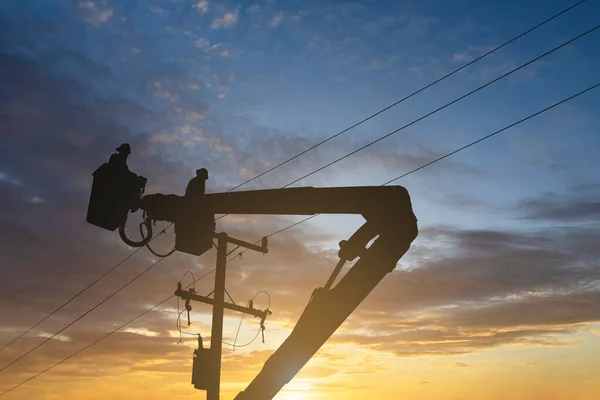 Silhuotte Maintenance Electricians Work High Voltage Electricity Hydraulic Bucket Sunset — Stock Photo, Image