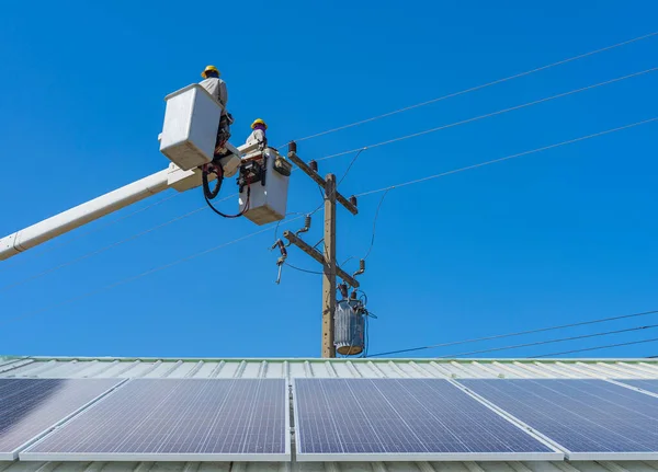 Údržba Elektrikářů Pracujících Elektrickou Energií Vysokého Napětí Hydraulickém Kbelíku — Stock fotografie