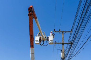 Elektrikçilerin bakımı hidrolik kovada yüksek voltajlı elektrikle yapılır