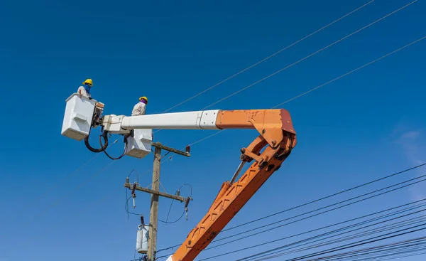 Konserwacja Elektryków Pracujących Wysokim Napięciem Elektrycznym Wiadrze Hydraulicznym — Zdjęcie stockowe