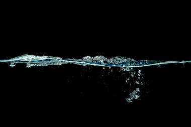 su dalgası siyah arkaplanda izole edildi.