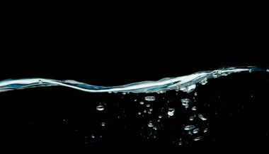 Siyah arkaplanda izole edilmiş kara su dalgaları.