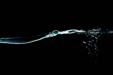 Siyah arkaplanda izole edilmiş kara su dalgaları.