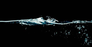 Siyah arkaplanda izole edilmiş kara su dalgaları.