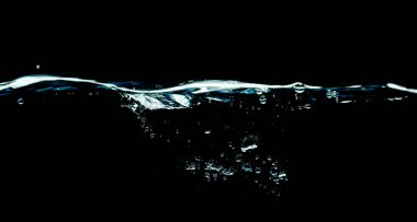 Siyah arkaplanda izole edilmiş kara su dalgaları.