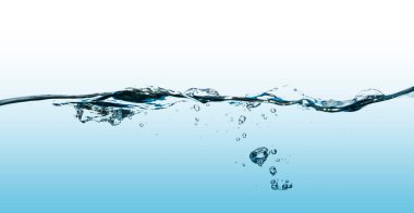 Soyut su dalgası sıçraması beyaz arkaplanda izole edildi.