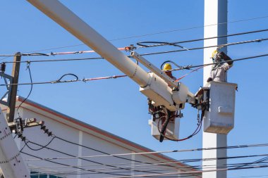 Elektrikçilerin bakımı hidrolik kovada yüksek voltajlı elektrikle yapılır