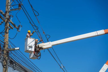 Elektrikçilerin bakımı hidrolik kovada yüksek voltajlı elektrikle yapılır