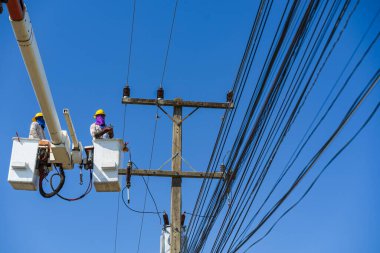 Elektrikçilerin bakımı hidrolik kovada yüksek voltajlı elektrikle yapılır