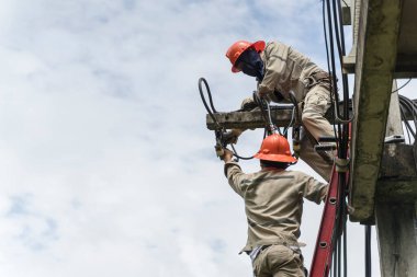 Kovada yüksek voltaj üzerinde çalışan elektrikçilerin bakımı