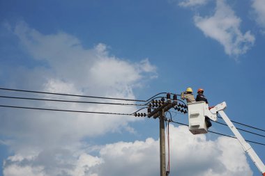Elektrikçilerin bakımı hidrolik kovada yüksek voltajlı elektrikle yapılır
