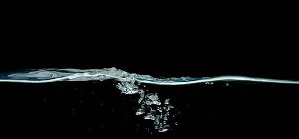 Ondas Água Escura Isoladas Fundo Preto — Fotografia de Stock
