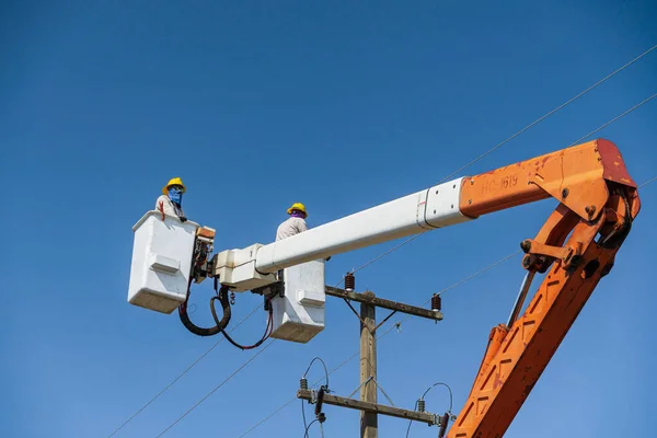 Konserwacja Elektryków Pracujących Wysokim Napięciem Elektrycznym Wiadrze Hydraulicznym — Zdjęcie stockowe